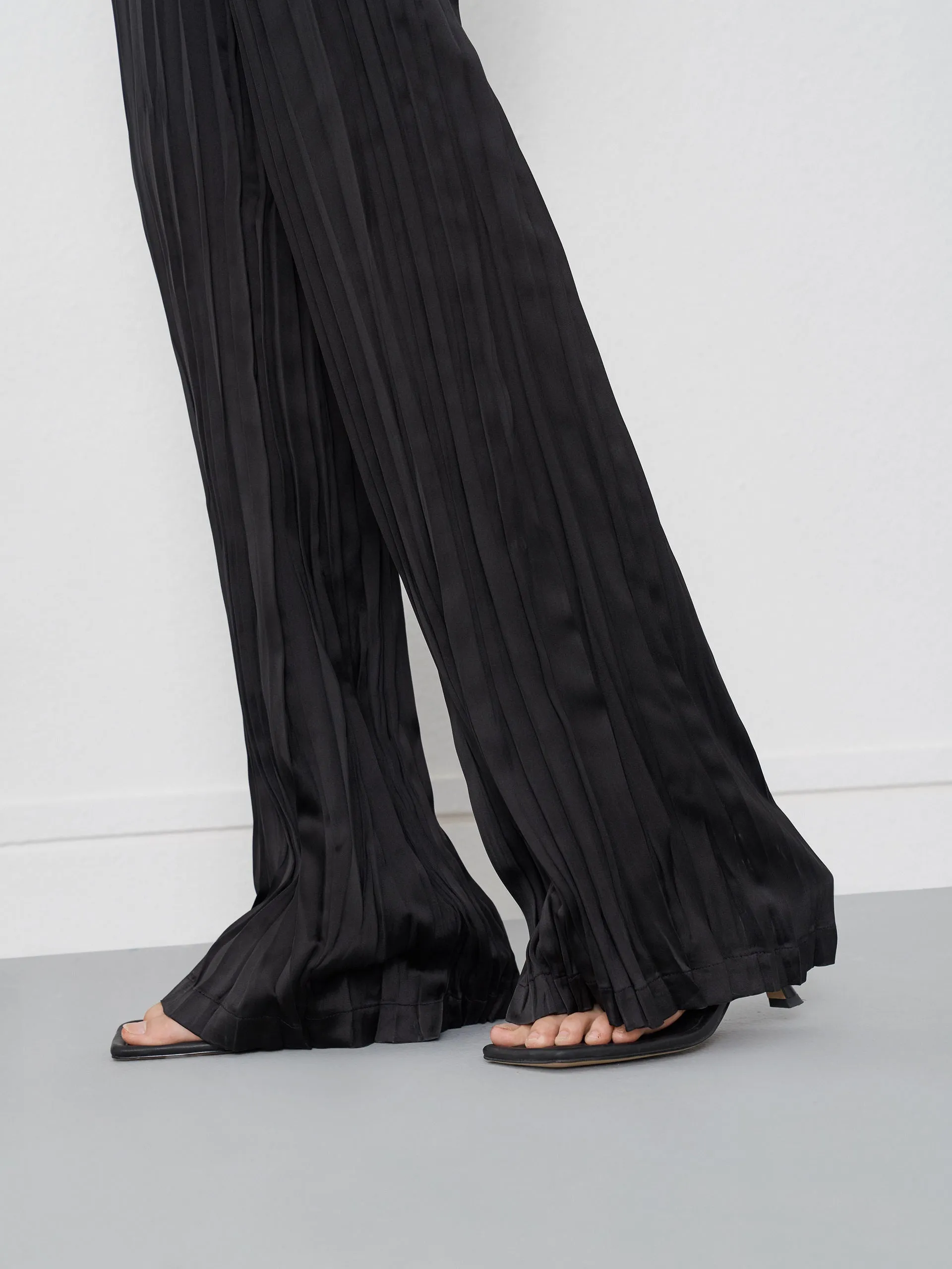 Pleated Textured Straight Pants