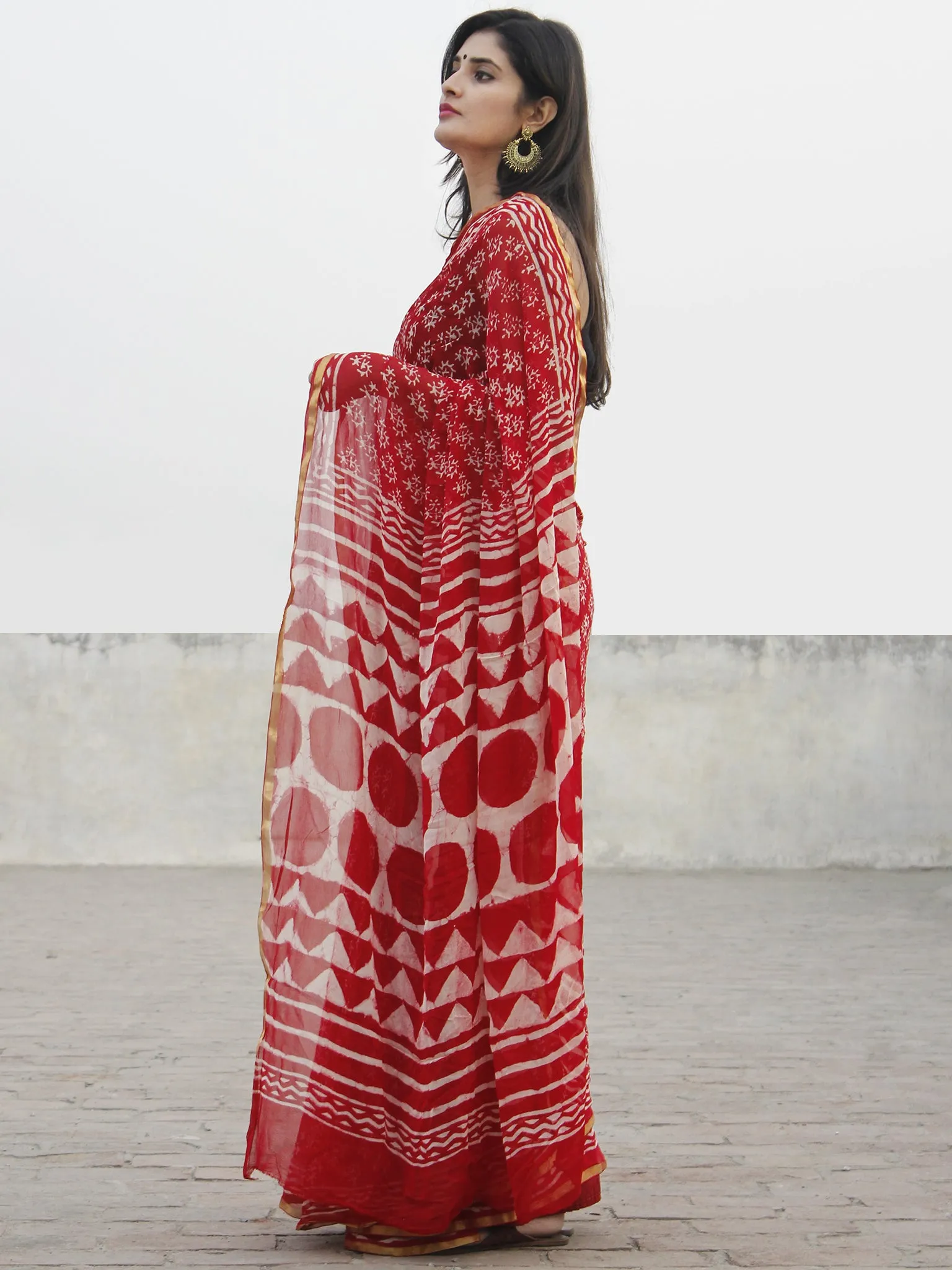 Red White Hand Block Printed Chiffon Saree With Zari Border - S031702582