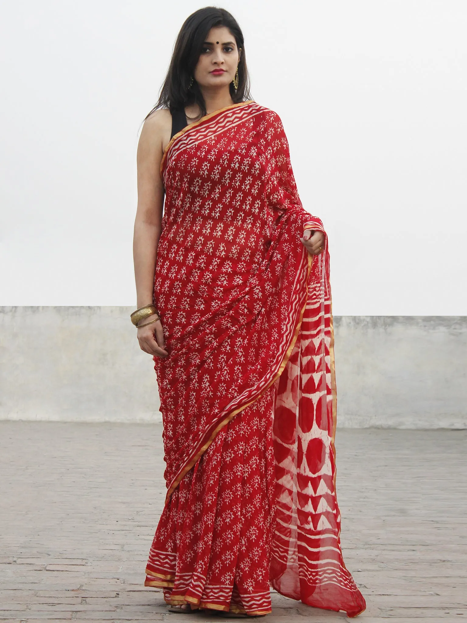 Red White Hand Block Printed Chiffon Saree With Zari Border - S031702582