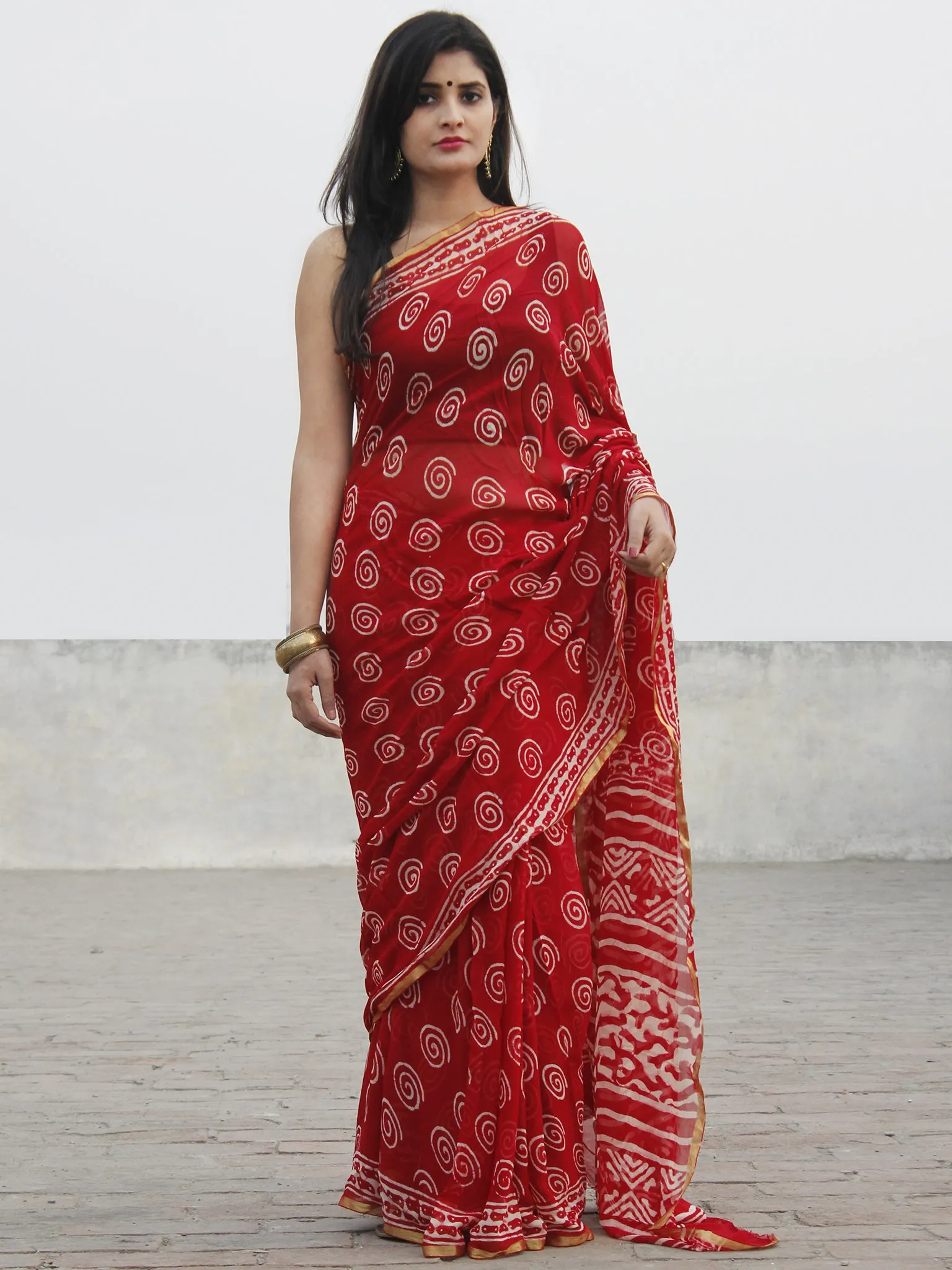 Red White Hand Block Printed Chiffon Saree With Zari Border - S031702586